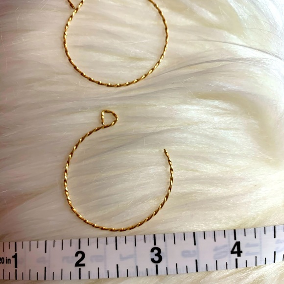 Backward loop gold hoop twist earrings - Picture 4 of 4